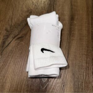 NWT Nike Everyday Plus Cotton Cushioned Signature Crew Socks